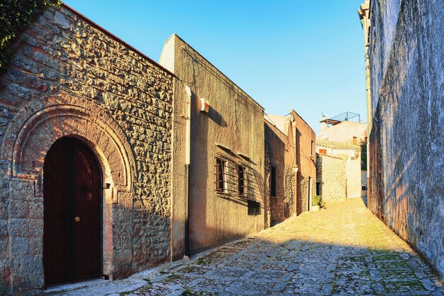 Oude straat van Erice, het eiland van Sicilië, Italië