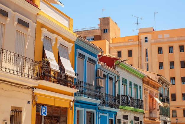 Oude straatarchitectuur in Valencia, Spanje, 01 juli 2022