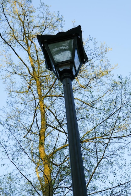 Oude straatlantaarn op de achtergrond van wolken