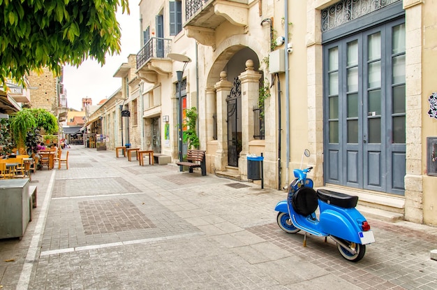 Oude straten van de cypriotische stad limassol, koloniale architectuur en verwevenheid van verschillende beschavingen