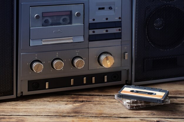 Oude tape recorder en cassette op houten tafel