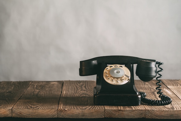 Oude telefoon op het hout