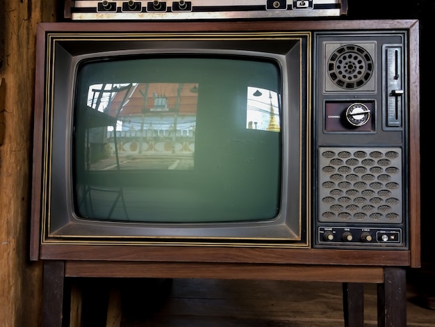 Oude televisie met tempel en gouden pagode weerspiegelen binnen