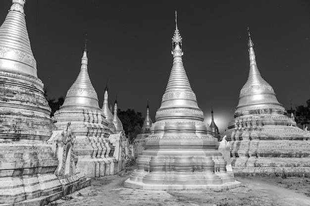 Oude tempel dicht bij Pindaya Cave gelegen naast de stad Pindaya Shan State Birma Myanmar Beroemde boeddhistische bedevaartsoord en een toeristische attractie Zwart-wit beeld