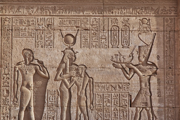 Oude tempel hathor in dendera, egypte