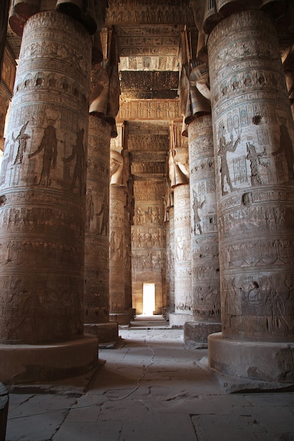 Oude tempel hathor in dendera, egypte