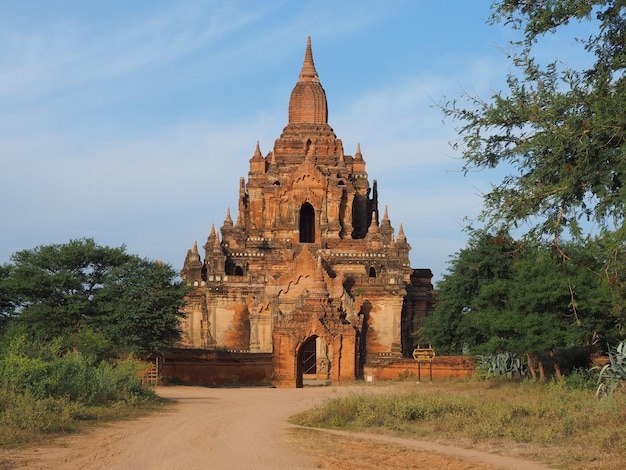 Oude tempel op het veld bij Bagan