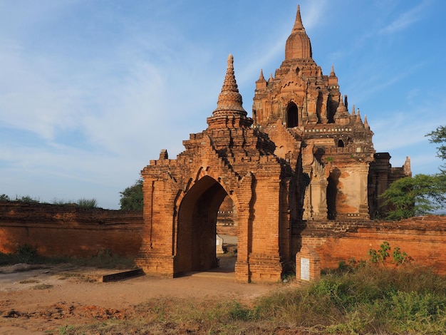 Oude tempel op het veld bij Bagan