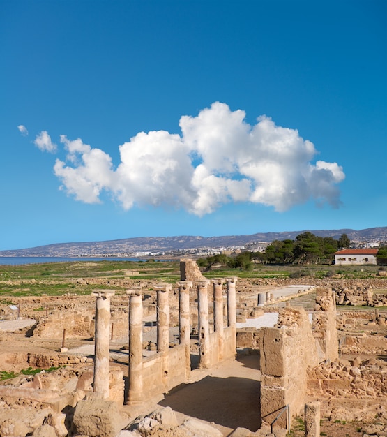 Oude tempelkolommen in het Archeologische Park van Kato Paphos, Cyprus