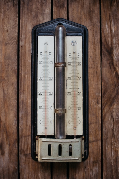 Oude thermometer op houten achtergrond, 26 graden Celsius