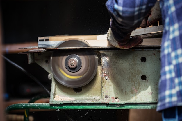 Oude timmerman aan het werk met hout