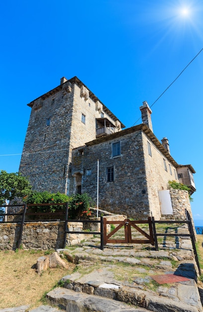 Oude toren aan de kust (Ouranoupoli, Chalcidice, Griekenland).