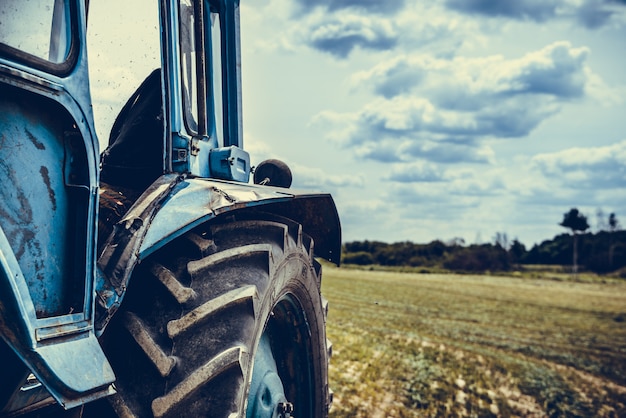 Foto oude tractor in het veld