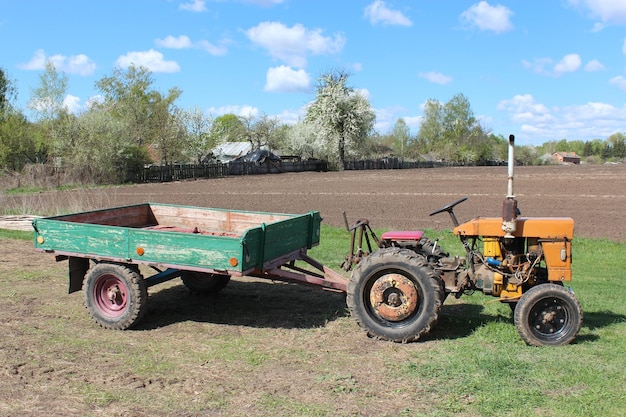 oude tractor met aanhanger in het dorp