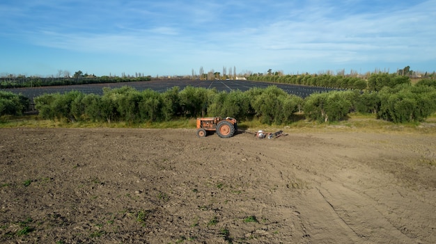 Foto oude tractor met ploeg. luchtfoto.