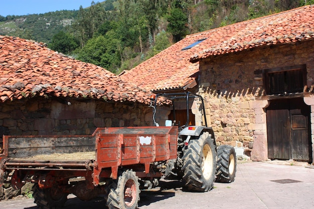 Oude tractor op de oude straten van Spanje