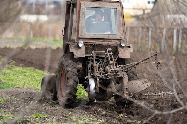 Oude tractor rijden in de hooglanden. Landbouw.