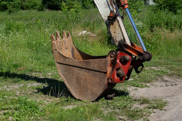 Foto oude tractoremmer op het gras