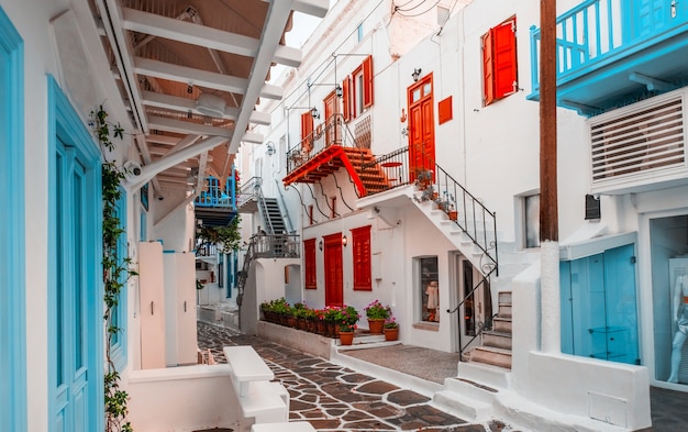 Oude traditionele Griekse straat van Mykonos met kleurrijke huizen Griekenland
