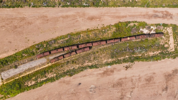 Oude trein van olie en aardolie. luchtfoto