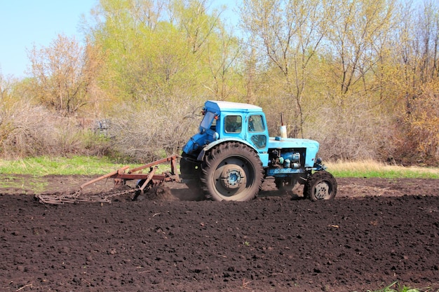 Oude trekker met ploeg