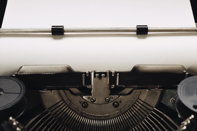 Oude typemachine met papier close-up