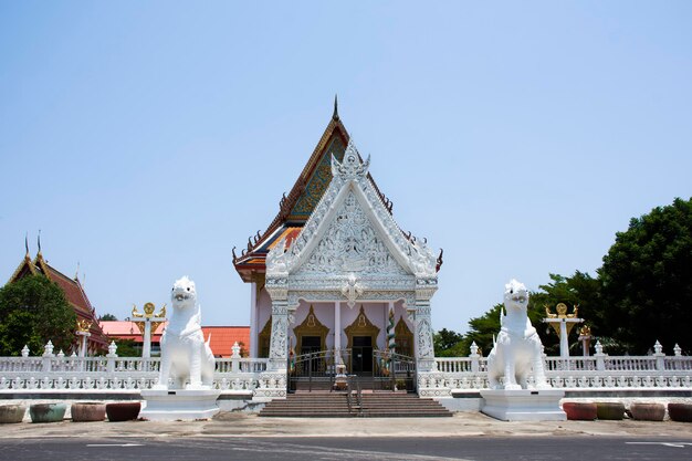 Oude ubosot wijdingshal of antieke oude kerk voor thaise mensen reizigers reizen bezoek en respecteren biddende zegen wens boeddha heilige aanbidding in Wat Don Khanak tempel in Nakhon Pathom Thailand