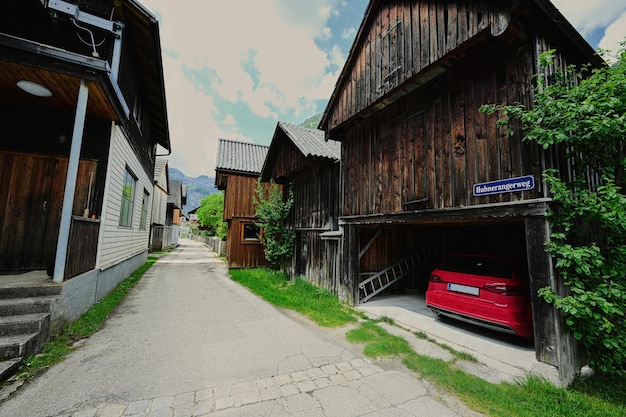 Oude uitstekende huizen over Oostenrijkse Alpen in Hallstatt Salzkammergut Austria