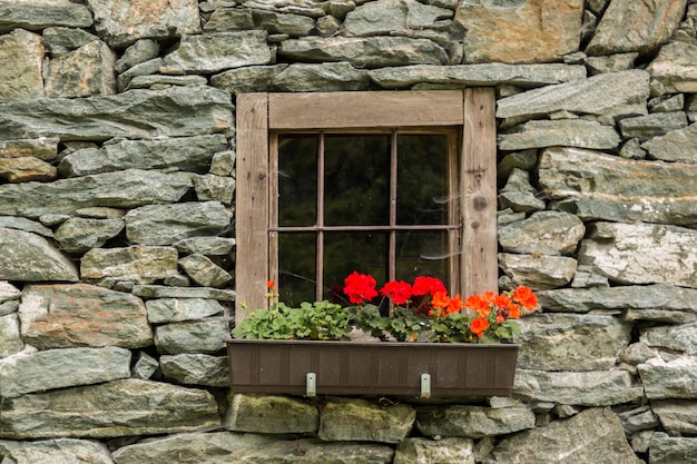 Oude venster van het stenen huis in de Alpen