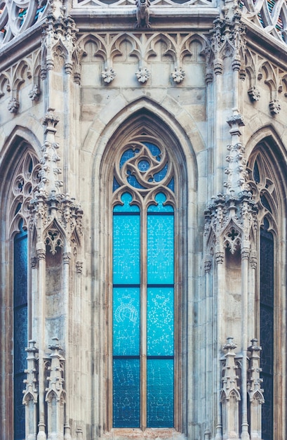 Oude vensterglas van de katholieke kerk