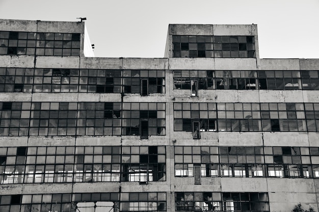 Oude verlaten afbrokkelende industriële fabriek