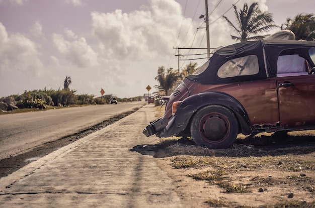 Oude verlaten auto aan de kant van een straat van Isla Mujeres