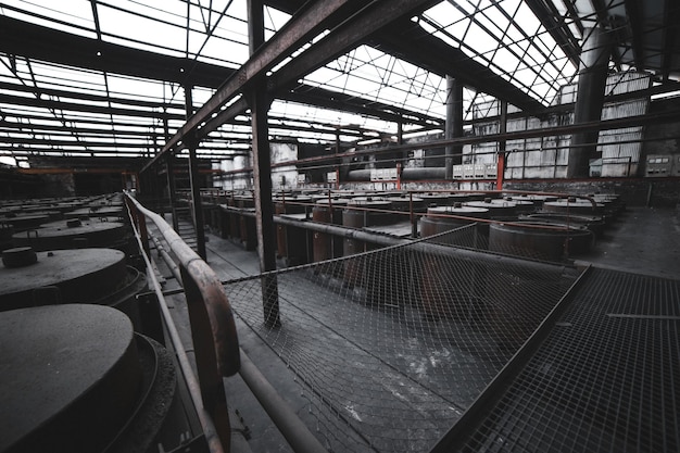 Oude verlaten fabriek in Odda, Noorwegen