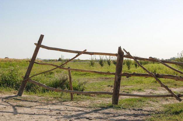 Foto oude verlaten houten omheining op de boerderij