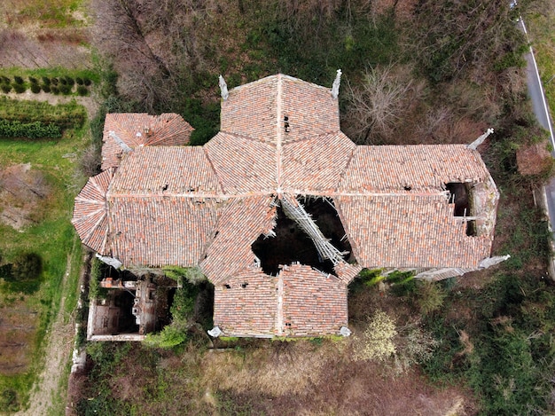 Oude verlaten kerk met instortend dak