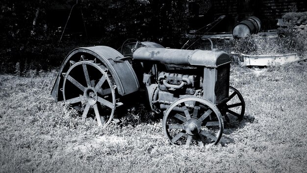 Foto oude verlaten machines op het veld