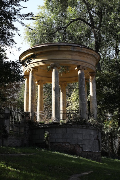 Oude verlaten rotonde in het park