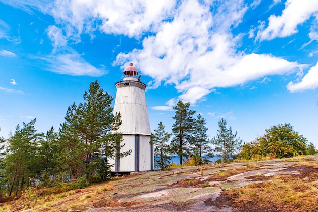 Oude verlaten vuurtoren in de buurt van het Onegameer Noordelijke natuur Reizen in Rusland