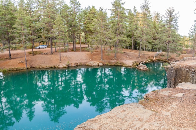 Oude verlaten zilvermijn met blauw, smaragdgroen water op een zonnige avond. silverberg in Zweden