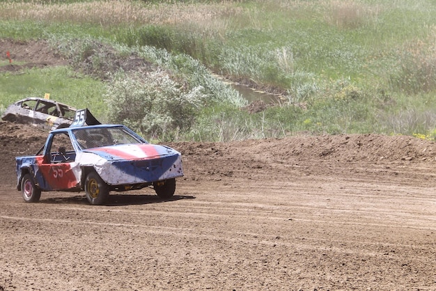 Oude vernielde auto's stock race Racen in de open lucht met stof