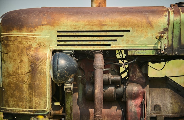 Oude verroeste motor van een tractor 50 jaar geleden.