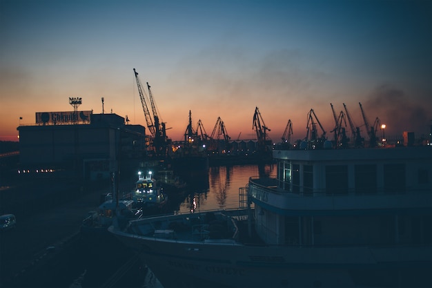 Oude verschepende haven en oud schip. Lichten van de nacht