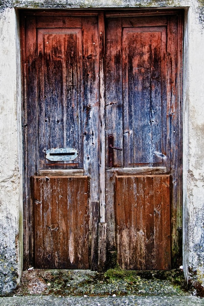 Foto oude verweerde deur van het huis