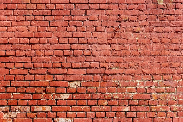 Foto oude verweerde muur van rode baksteen. abstracte achtergrond