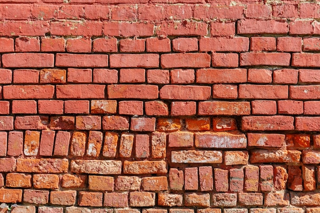 Oude verweerde rode bakstenen muur