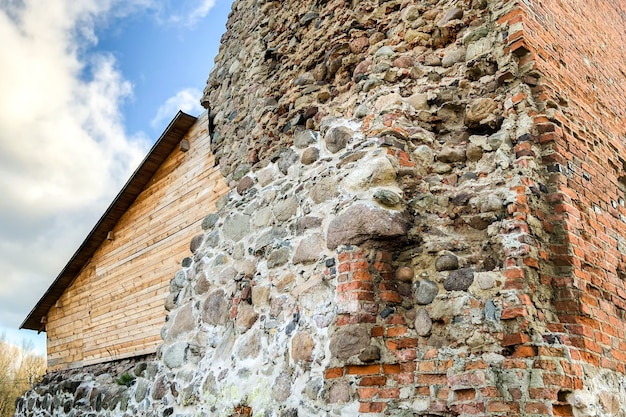 Oude verwoeste bouw van rode baksteen.