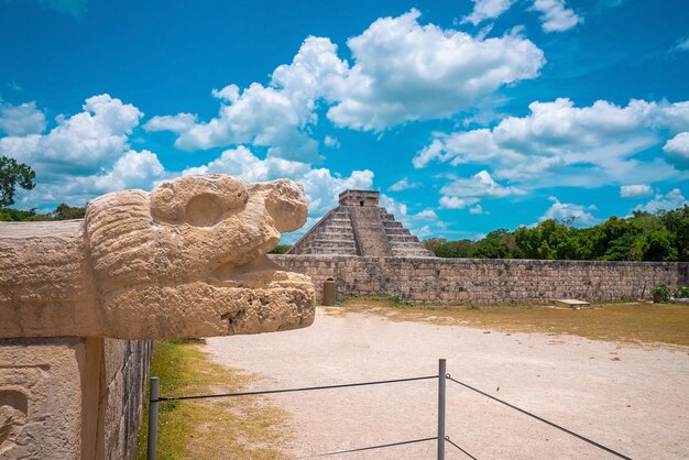 Oude verwoeste dierlijke structuur met tempel van Kukulkan, piramide in Chichen Itza. Historische architectonische ruïnes van mayan