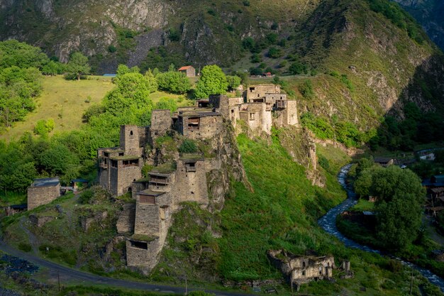 Oude vesting in bergdorp Shatili, ruïnes van middeleeuws kasteel in Georgië.