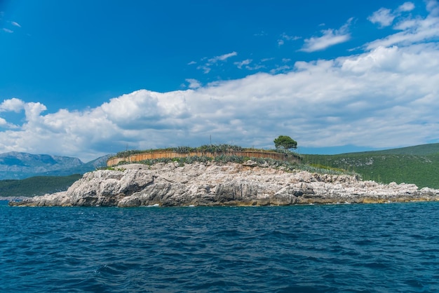 Oude vesting is gelegen op het eiland Mamula BokaKotor Bay Montenegro