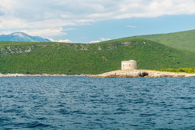 Oude vesting is gelegen op het eiland Mamula BokaKotor Bay Montenegro